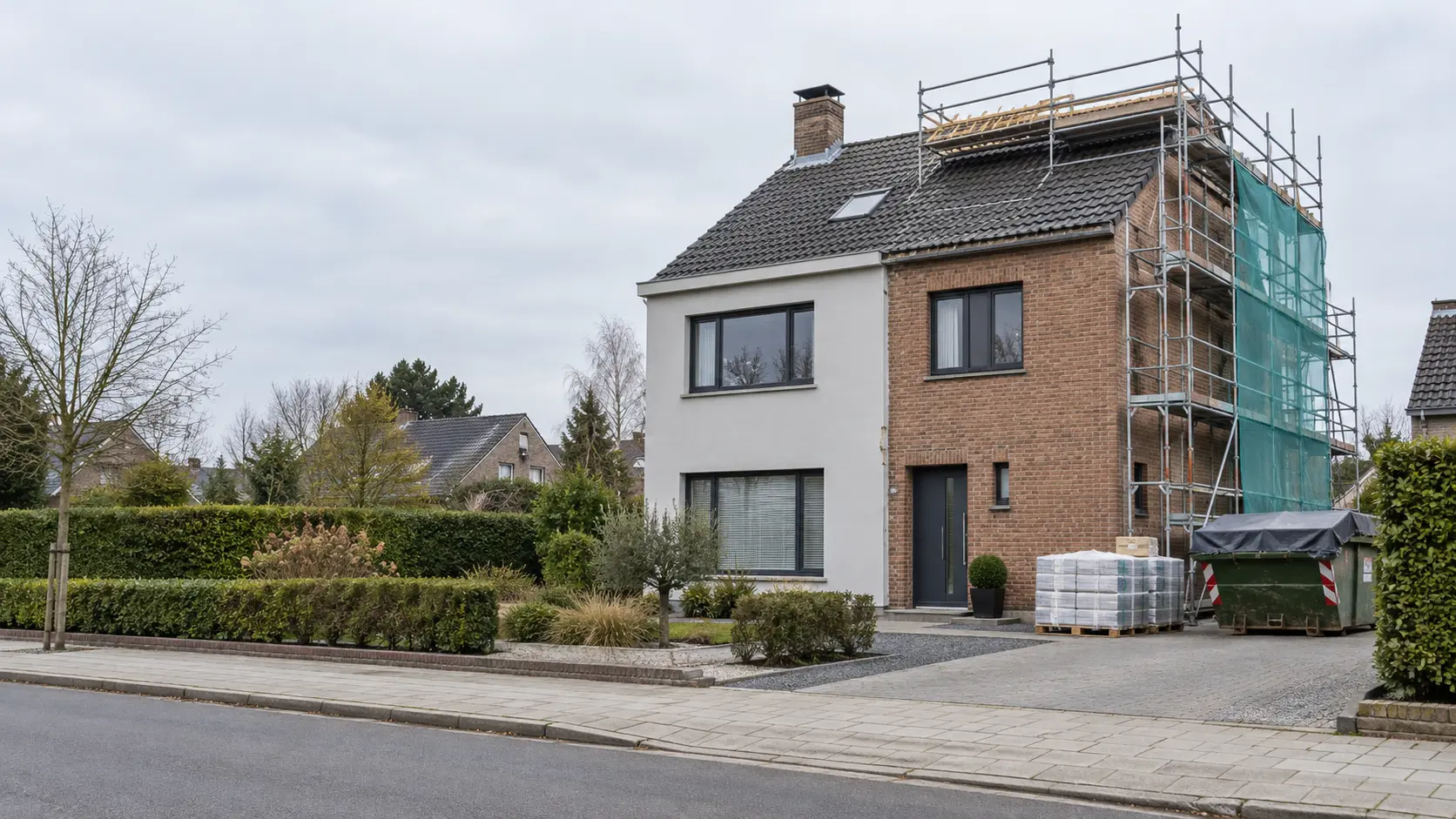maison belge en cours de rénovation avec échafaudage